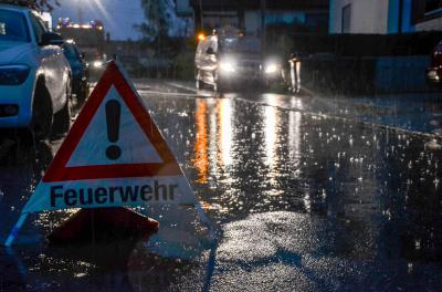 Korb: Unwetterfront zieht ueber den Ort und laesst Strassen und Keller vollaufen